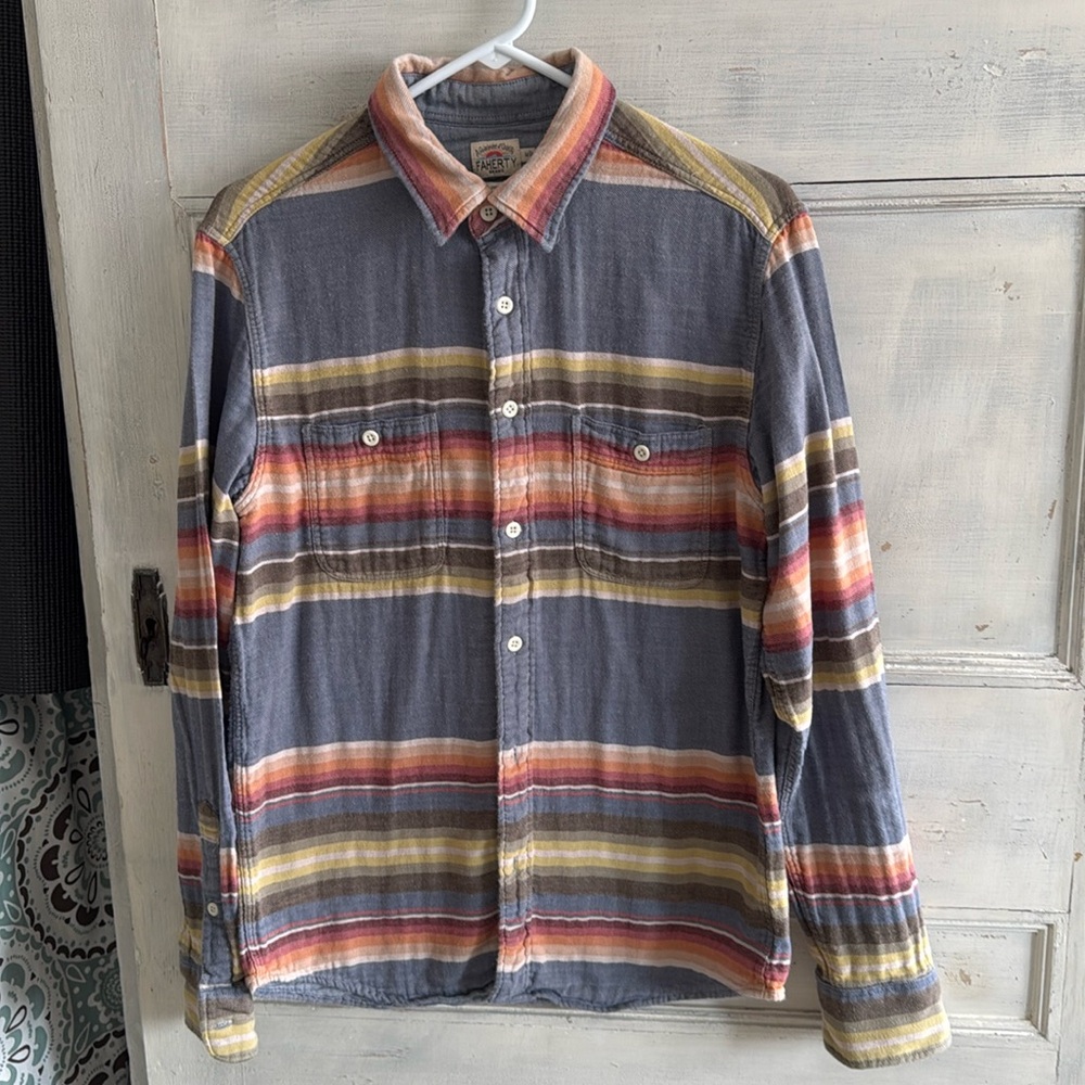 Faherty 100% organic cotton man’s medium. Killer red Surf shirt!